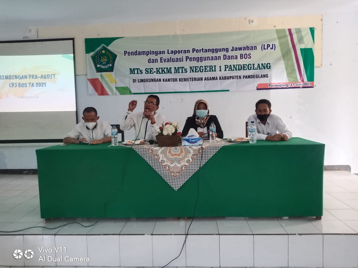 Kasi Penma didampingi Perencana Keuangan Kantor Kementerian Agama Kabupaten Pandeglang dan Kepala MTsN 1 Pandeglang dalam acara Pendampingan LPJ dan Evaluasi Penganggaran BOS di KKM 1 MTsN 1 Pandeglang